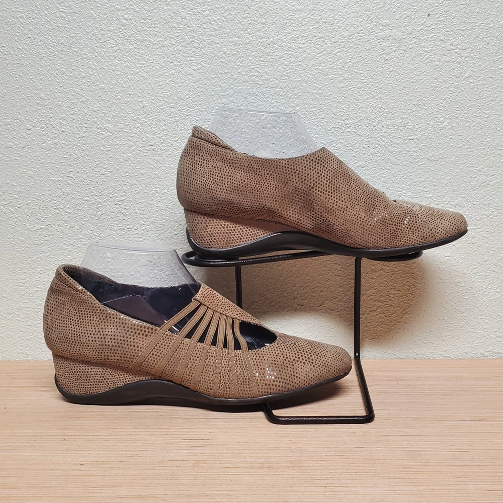 Chico's Colene Taupe Wedge Flats Size 9